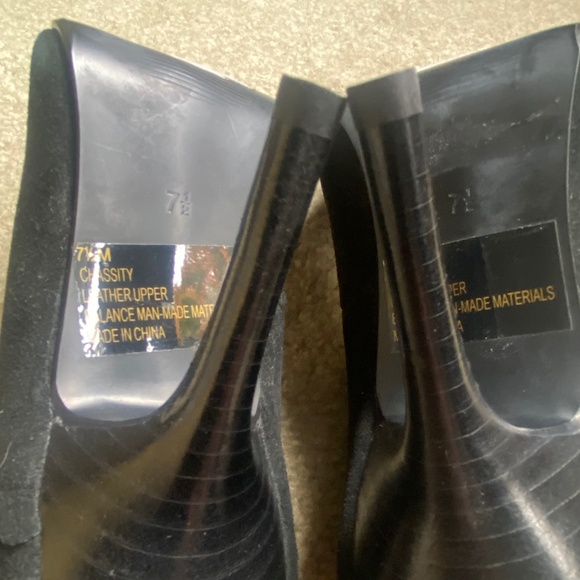 NWT Two Lips Black Suede Pumps, Size 7.5 - Picture 6 of 8